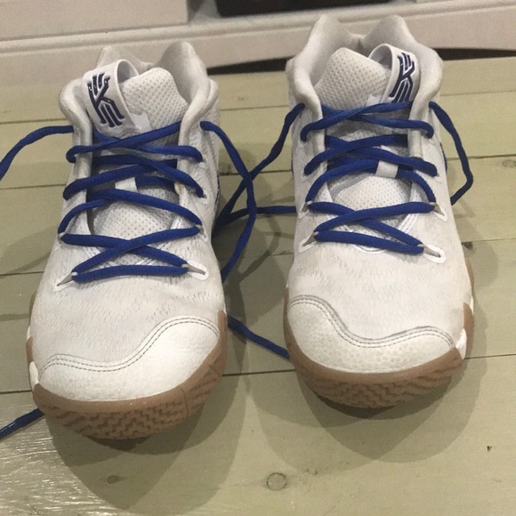 Kyrie Basketball shoes - Picture 1 of 3